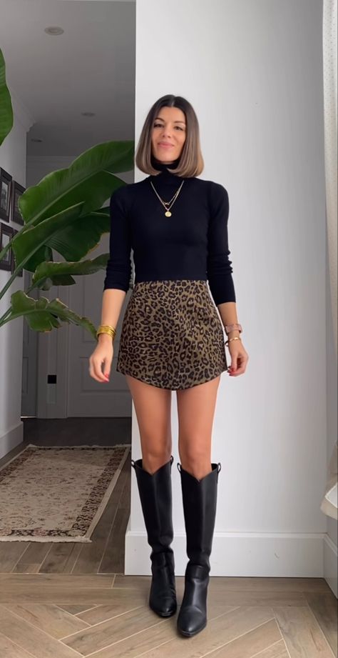 Dress With Pointed Heels Outfit, December 2024 Outfits, Pleated Skirt And Boots Outfit, Animal Print Skirt Outfit, Printed Skirt Outfit, Outfit Informal, Animal Print Skirt, Street Style Chic, Autumn Outfit