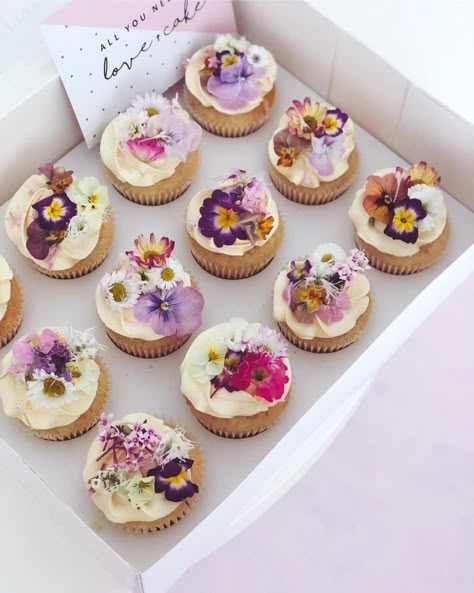 Purple Wedding Desserts, Garden Cupcakes, Bakery Cupcakes, Dessert Packaging, Shower Cupcakes, Flower Cupcakes, Cute Cupcakes, Wedding Cupcakes, Freeze Dried