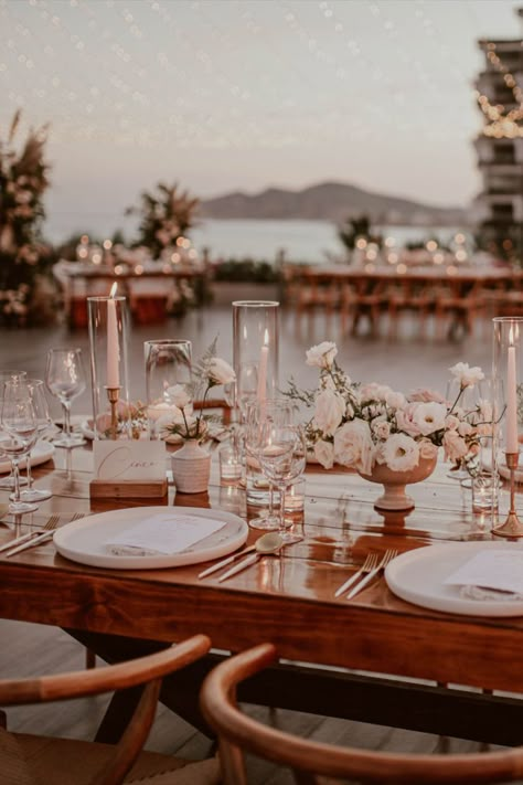 Mexico Beach Wedding Reception, Cabo Wedding Table Decor, Boho Beach Wedding Reception Decor, Beach Wedding Inspiration Receptions, Minimalistic Reception, Tunisian Wedding, Mexico Wedding Ideas, Plaas Troue, Candlelit Wedding Reception