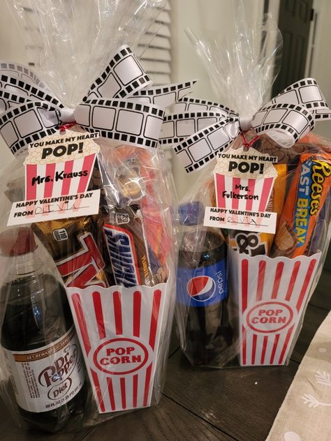 Movie Kit Gift Basket Ideas, Cute Movie Basket Ideas, Movie Snack Gift Basket, Movie Theatre Gift Basket Ideas, Color Themed Gift Baskets Red, Movie Basket Ideas, Netflix Theme, Popcorn Display, Candy Boquets