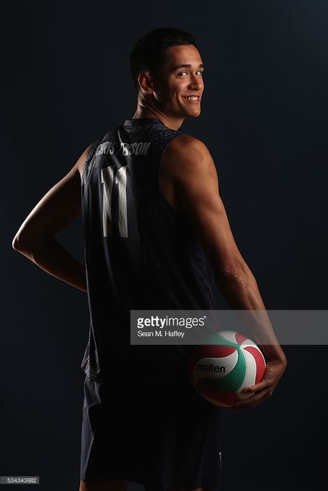 Mens Volleyball Photography, Boys Volleyball Pictures, Micah Christenson, Volleyball Men, Men Volleyball, Sports Poses, Volleyball Team Pictures, Men's Volleyball, Volleyball Photography