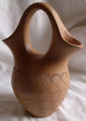 Amanda Swimmer Wedding Vase Pottery Beautiful Indian tradition wedding vase art pottery by Amanda Swimmer, Cherokee Nation Indian potter. Clay has burnt look, due to techniques of potter. Vase is 7 i Ancient Pottery American Indians, Indian Pottery India, Indian Clay Pots, Prehistoric Pottery, Native American Art Projects, Indian Ceramics, Traditional Vases, Native Pottery, American Indian Pottery