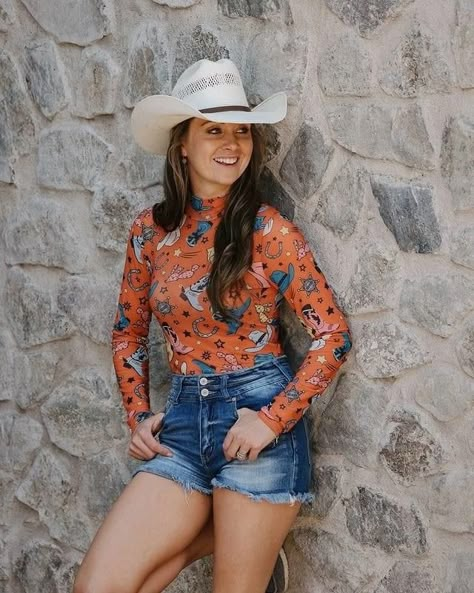 Marshalls Store, Heartland Characters, Heartland Amy, Amy Fleming, Heartland Ranch, Cowgirl Pictures, Cute Cowgirl Outfits, Heartland Tv, Cute Cowgirl