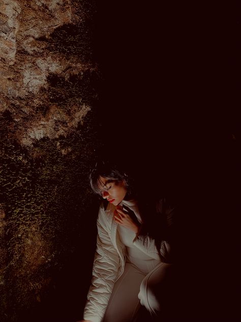 Cave Photoshoot Ideas, Odd Portraits, Cave Photoshoot, Ethereal Photoshoot, Ethereal Photography, Medicine Woman, Photography Women, Senior Photos, Photo 1