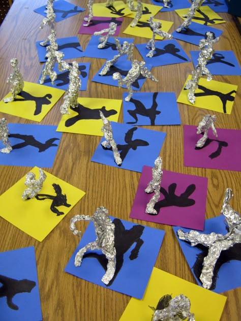 Gestures sketches of our classmates influenced by the artist Alberto Giacometti. Create foil statues Junior Kindergarten, 4th Grade Art, 5th Grade Art, 3rd Grade Art, Art Camp, Alberto Giacometti, Kindergarten Class, Elementary Art Projects, Homeschool Art