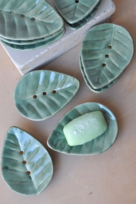 Leaf Soap Dish Tutorial — pottery to the people Minimal Pottery Design, Soap Dish Aesthetic, Natural Pottery Ideas, Sponge Dish Ceramic, Slab Ideas Ceramics, Ceramics How To, Simple Hand Built Pottery, Ceramic Things To Make, Things To Make In Pottery