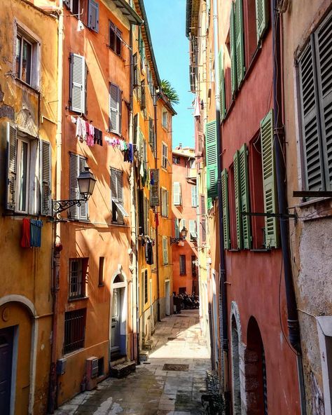 NICE // Vieux Nice // Photo by @nicefrance_life on IG // #visitcotedazur #nice06 #architecture #cotedazur #rivierasuccess #frenchriviera #riviera Europe Painting, Nizza France, Greek Architecture, Painting Reference, Ancient Greek Architecture, Painting Inspo, Nice France, Cote D’azur, Mountain House