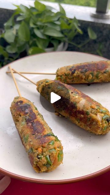 Vaishali | Nutritionist & Fitness on Instagram: "Kebabs: Very high in protein 😍

🍀 In 1 tbsp oil, add garlic, ginger, green chillies, 
🍀Add 1/2 cup each carrots, beans, capsicum.
🍀Add spices like: Salt, coriander powder, cumin powder, pav bhaji masala, amchur powder, ajwain, kashmiri red chilli powder.
🍀 Add in handful of coriander leaves, 1/2 cup ground roasted makhanas, 3/4 cup crumbled paneer. 
🍀 Mix it well.
🍀Grease some oil on your hands and give the mixture a good shape.

[#healthysnacking #healthysnacks #evening #mynutritionpalette #nutritionist #healthyrecipes 
Healthy snacks, high protein recipes, high protein snacks, high fiber, gut friendly, tasty kebabs]" Healthy Snacks High Protein, Snacks High Protein, Amchur Powder, Recipes High Protein, Healthy Evening Snacks, Capsicum Recipes, Pav Bhaji Masala, Cooking Book, Red Chilli Powder