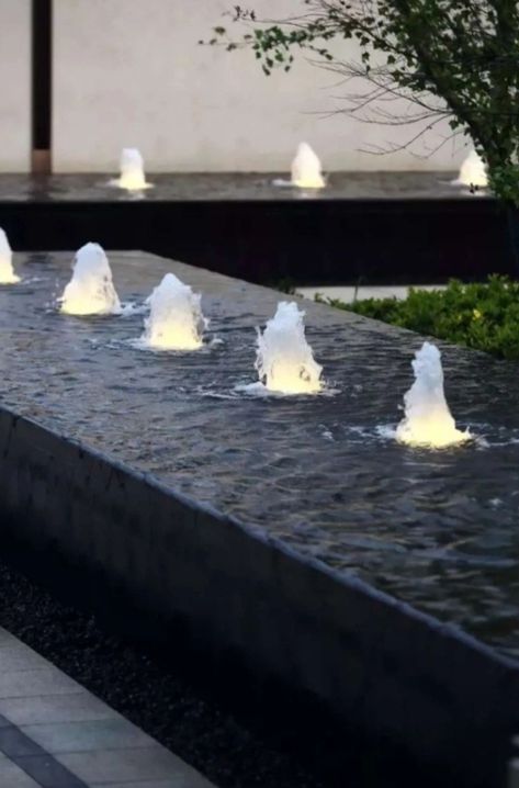 Waterbody Landscape Design, Modern Fountain Ideas, Fountain Design Modern, Modern Water Feature Entrance, Modern Fountains Outdoor, Modern Water Fountain, Waterscape Design, Water Feature Lighting, Water Wall Fountain