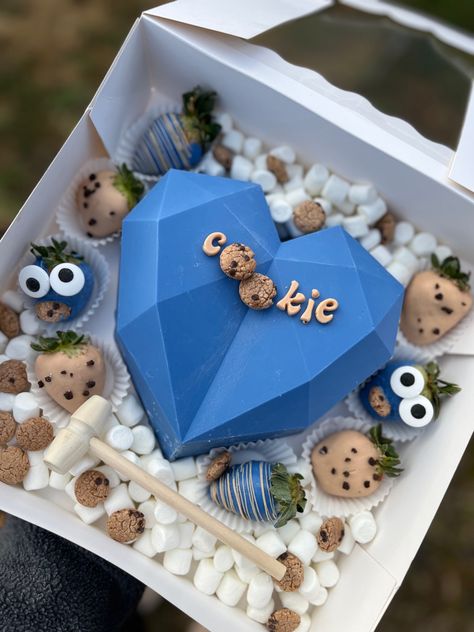 Cookie Monster Chocolate Covered Strawberries, Mini Breakable Hearts, Treat Business Ideas, Chocolate Covered Strawberries Box Ideas, Chocolate Covered Strawberries Ideas, Crazy Birthday Cakes, Valentine Chocolate Covered Strawberries, Breakable Hearts, Breakable Chocolate