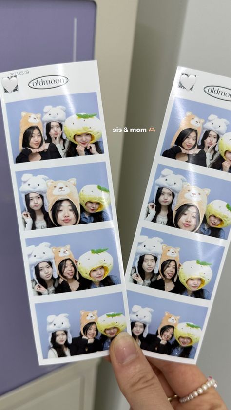 Korean Photobooth Poses, Photo Booth Instagram Story, Cute Photobooth Pictures, Korean Photobooth Ideas, Seoul Photo Ideas, Trio Photobooth, Korea Photobooth, Photobooth Ideas Friends, Photobooth Ideas Creative