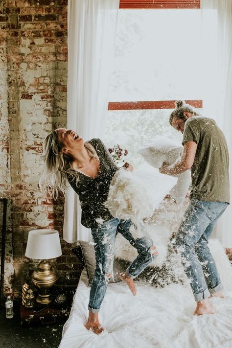 Adorable engagement photos that don't even require leaving the bedroom | Image by Vic Bonvinci Photography Shooting Couple, Couple Pillow, Image Couple, Romantic Couple Images, Cute Engagement Photos, Funny Couple, Trik Fotografi, Photo Couple, Jolie Photo