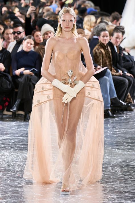 Jean Paul Gaultier Spring 2024 Couture https://www.vogue.com/fashion-shows/spring-2024-couture/jean-paul-gaultier/slideshow/collection#35 Jean Paul Gaultier Haute Couture, Met Gala Dresses, Paul Gaultier Spring, Collection Couture, Couture Looks, Moda Paris, Spring Couture, Armani Prive, Couture Week