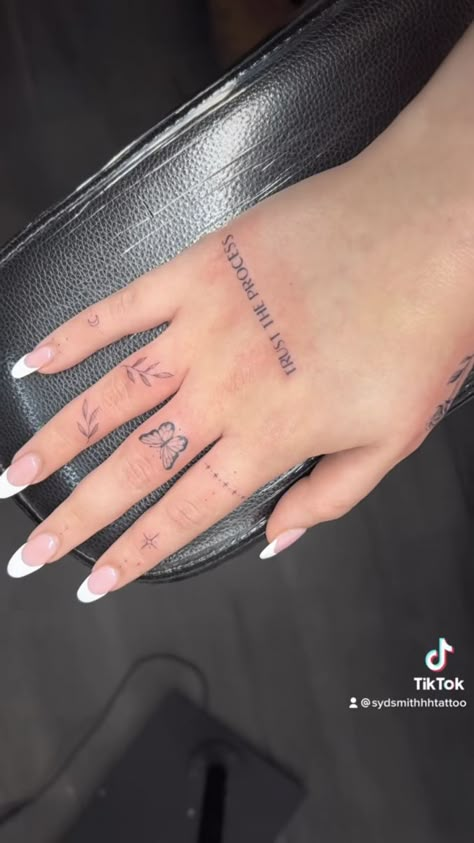 Hand Tattoos For Women, Small Hand Tattoos, Classy Tattoos, Tattoo Feminina, Dainty Tattoos, Subtle Tattoos, Elegant Tattoos, Tattoo Work, Design Tattoo