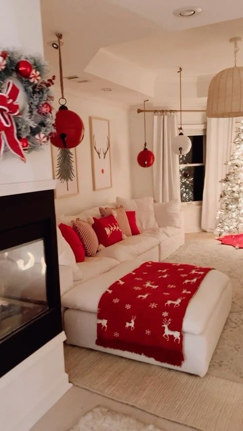 - Check more at https://howcandothis.com/homedecoration/97776/ Christmas Room Inspiration, Halloween Living Room Decor, Halloween Living Room, Holiday Living Room, Holiday Bedroom, Christmas Dreaming, Holiday Room, Cozy Christmas Decor, Christmas Decor Inspiration