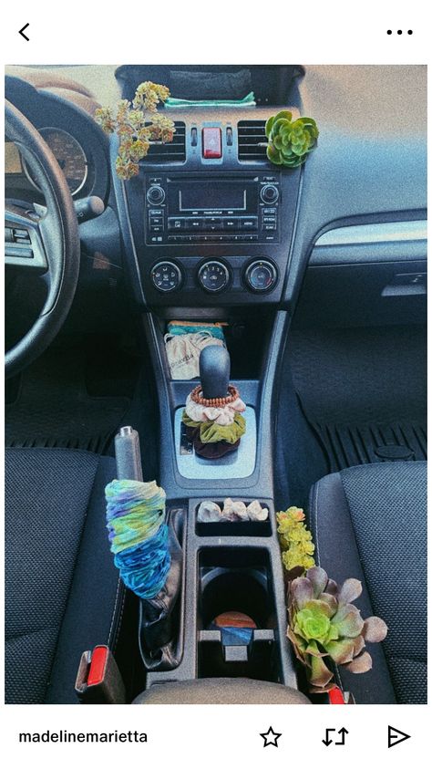 Decorating Bfs Car, Old Car Accessories, Vsco Car Decor, Sloan Core, Teen Cars, Girl Car Decor, Vsco Car, 2023 Cars, Detailing Car