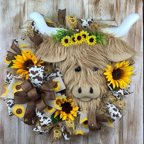 Unique Wreath Ideas Creative, Cow Wreaths, Highland Cow Wreath, Sunflower Prints, Themed Wreaths, Cow Wreath, Western Wreaths, Brown Cow Print, Craft Boutique