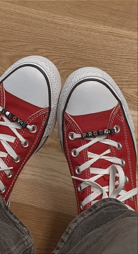 Red converse with beads on laces saying “i love prongs” Moony Padfoot Converse, James Potter Red Converse, James Potter Converse, James Potter Inspired Outfit, Marauders Shoes, James Potter Outfit Aesthetic, Marauders Converse, James Potter Aesthetic Outfit, James Kinnie