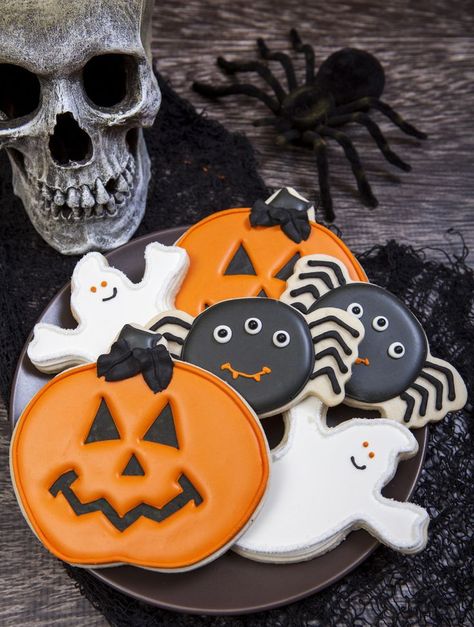 Great cookie decorating ideas for your Halloween party. Ghosts, pumpkins, and bats – oh my! Muffins Halloween, Halloween Fingerfood, Biscuits Halloween, Halloween Sugar Cookies Decorated, Lorann Oils, Halloween Backen, Pasteles Halloween, Easy Halloween Cookies, Bolo Halloween