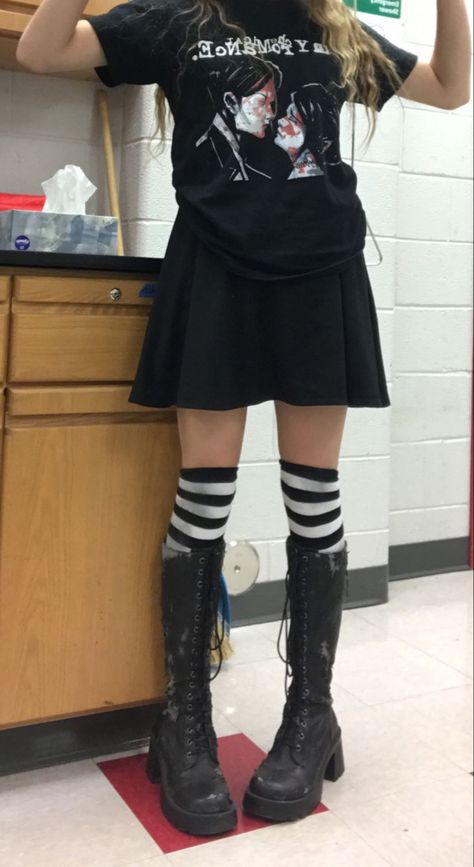 Black And White Socks Outfit, Thigh High Skirt Outfit, Black And White Striped Socks Outfit, Striped Knee High Socks Outfit, How To Wear Knee High Socks, Knee Socks And Boots, Band Shirt With Skirt, Knee High Platform Boots Outfit Grunge, Stripe Socks Outfit