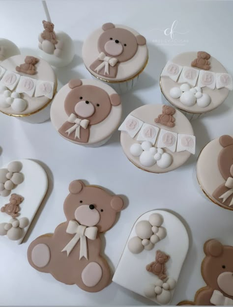 Baby Shower Cakepops, Teddy Bear Cupcakes, Baby Shower Oso, Gender Reveal Cupcakes, Teddy Bear Cookies, Bear Cupcakes, Idee Babyshower, Baby Shower Cake Pops, Sugar Cookie Royal Icing