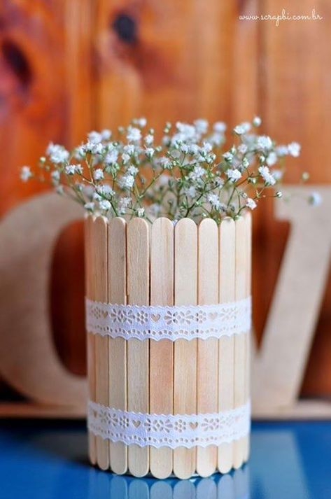 Are you ready for another portion of DIY ideas? These fantastic and fun popsicle stick crafts for adults will inspire you. Let's craft together! Lolly Stick Craft, Popsicle Stick Crafts For Adults, Paper Flower Backdrop Diy, Popsicle Stick Art, Diy Popsicle Stick Crafts, Popsicle Crafts, Tafel Decor, Stick Art, Popsicle Stick Crafts