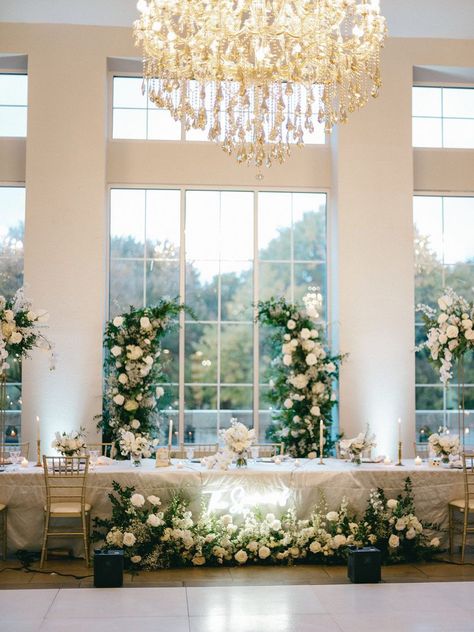 Wedding Head Table With Bridal Party, Head Table Flowers Wedding, Long Head Table Wedding Decorations, Arch Behind Head Table, Head Table Decorations Wedding, Bridal Party Head Table, Head Table Wedding Flowers, Bridal Head Table, Top Table Decoration