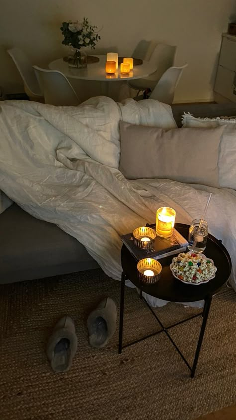 Night Time Date Aesthetic, Cozy Friday Night At Home, Cozy Night In, Home Date Aesthetic, Couch Movie Night, Popcorn With Chocolate, Movie Date Night At Home, Date Ideas Winter, Friday Night At Home