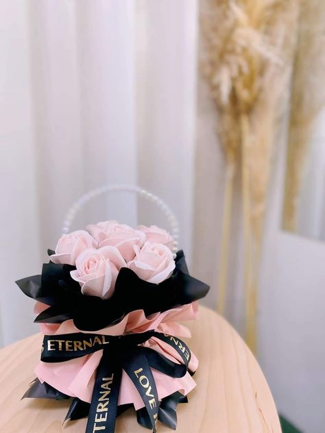 Black Pink. Black And Pink Roses, Bouquet Hamper, Paper Rose Craft, Bucket Diy, Flower Hijab, Pink Roses Bouquet, Candy Bouquet Diy, Diy Bouquet Wrap, Rose Crafts