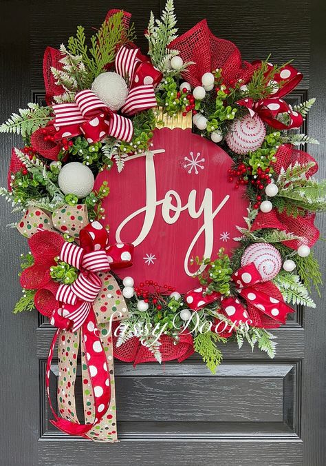 Red And White Christmas Wreath Ideas, Traditional Christmas Wreath Ideas, Christmas Front Door Wreaths, Diy Wreaths For Front Door Christmas, Christmas Wreath Ideas Front Doors, Xmas Wreaths For Front Door, Christmas Wreaths Diy Evergreen, Diva Wreaths, Wreath Business