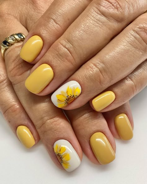 Sunflower Nail Designs, Sunflower Nail, Sunflower Nail Art, Fall Yellow, Yellow Nail Art, Sunflower Nails, Cute Simple Nails, Minimalist Nail Art, Happy Nails