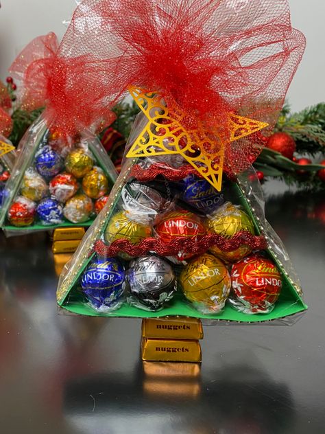 Here is a homemade holiday gift idea that is easy and cute. I will show you how to make a Lindt Lindor Christmas tree gift box to hold chocolates. I am going to give these away to friends and neighbors this year. Check out my other DIY videos for more homemade holiday craft ideas. Lindt Chocolate Gift Ideas, Diy Chocolate Gift, Xmas Brunch, Chocolate Christmas Tree, Chocolate Gift Ideas, Christmas Treat Ideas, Lindor Chocolate, Gift Ideas Homemade, Food Gift Ideas