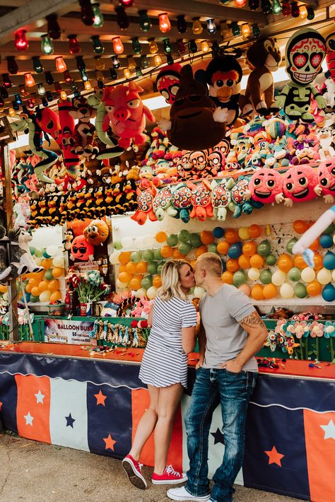 carnival couple photoshoot Couple Carnival Pictures, Texas State Fair Outfit, Couple Carnival, Carnival Poses, Amusement Park Photoshoot, Summer Couple Pictures, Carnival Pics, Carnival Photo Shoots, Carnival Pictures