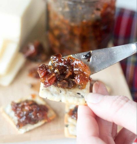 The BEST Homemade Bacon Jam Recipe - Perfect homemade food gift! Bacon Onion Jam, Bacon Jam Recipe, Bacon Day, Slow Cooker Bacon, Jam Recipes Homemade, Onion Jam, Homemade Food Gifts, Bacon Jam, Christmas Food Gifts