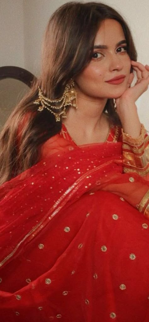 Marathi Bridesmaid Look, Sitting Poses In Traditional Outfit, Kurti Poses Photography At Home, Ethnic Selfie Poses, Diwali Photo Pose Ideas, Desi Picture Poses, Tamil Clothes, Aesthetic Poses Photo Ideas, Diwali Poses