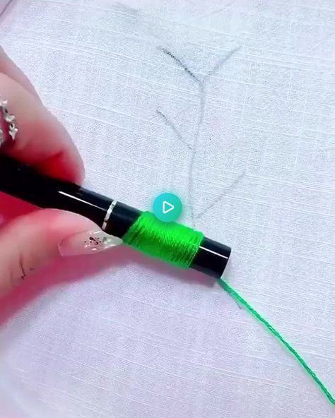 Embroider Leaves Tutorial, Sewing Leaves, Crazy Embroidery, Embroidery Leaf, Craft Knitting, Embroidered Leaves, Inspiring Stories, Machine Sewing, General Crafts