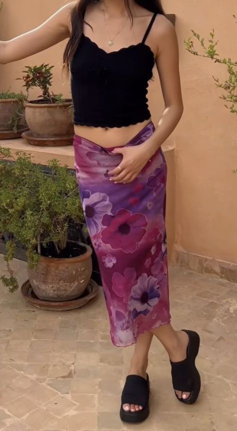 Long Skirt Outfits For Summer Y2k, 2000s Maxi Skirt Outfit, Y2k Skirts Long, Long Purple Skirt Outfit, Spring Outfits Women 30s, Y2k Long Skirt Outfit, Printed Long Skirt Outfits, Spring Outfits With Sneakers, 2000s Y2k Outfits