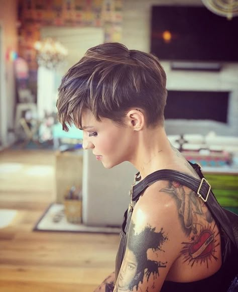 Ruby Rose as Stella Carlin 1940s Hairstyles Short, Leather Overalls, 1940s Hairstyles, Short Hair Color, Penteado Cabelo Curto, Short Pixie Haircuts, Short Hair Haircuts, Short Hair With Layers, Short Hair Styles Pixie