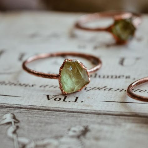 Raw Crystal Engagement Rings, Cottagecore Wedding Ring, Hippie Wedding Ring, Engagement Rings Green, Earthy Rings, Raw Stone Engagement Rings, Ring Green Stone, Crystal Engagement Rings, Rings Green