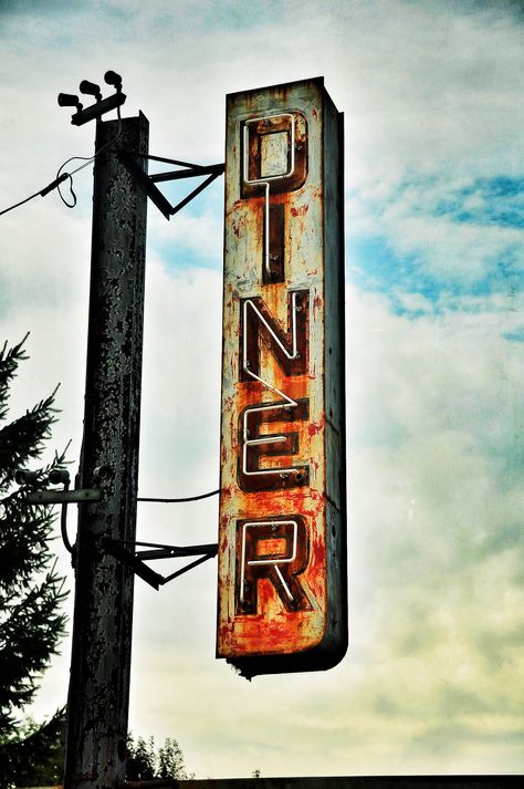 Sign for run down old diner. Old Diner Aesthetic, Abandoned Diner, Old Diner, Old Motel, Old Neon Signs, Motel Sign, Vintage Diner, Cafe Sign, Ghost Signs