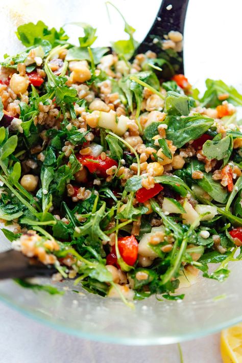 Greek Farro Salad - Cookie and Kate Greek Farro, Farro Salad Recipes, Farro Recipes, Farro Salad, Grain Salad, Summer Salad, Mediterranean Diet Recipes, Healthy Summer, Healthy Salads