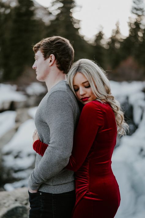 Engagement Photos Hug From Behind, Hugging From The Back Reference, Hugging Someone From Behind Drawing, Hands On Back Pose, Hug From Behind Couple Aesthetic, People From Behind Reference, Back Hug Pose, Couple Hugging From Behind, Hug From Behind Pose