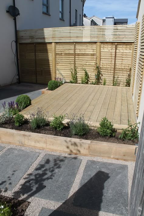 Raise Deck Ideas, Step Up Garden Ideas, Cosy Decking Ideas, Small Front Yard Deck Ideas, Decking With Planters, Decking Border Ideas, Back Garden Decking Ideas, Decking Garden Ideas, Garden Decking Ideas Layout Patio Design