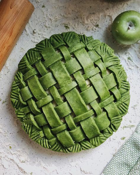 YUM! Matcha Pie Matcha Pie, Matcha Ideas, Fancy Pie Crust, Pie Crust Art, Matcha Green Tea Recipes, Pie Crust Designs, Pies Art, Green Tea Recipes, Matcha Recipe