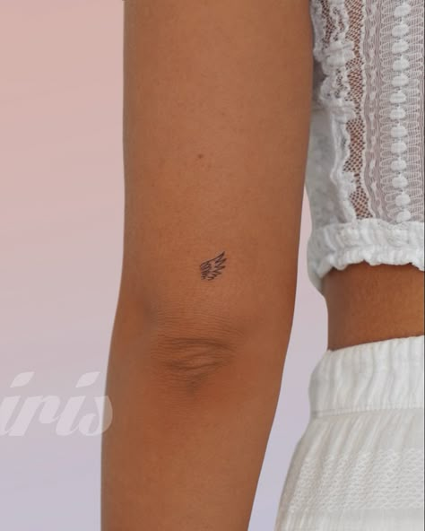 Angel Wings Hand Tattoo, Hand Tattoos Angel Numbers, 444 Angel Wings Tattoo, Angel Finger Tattoo, Angel Mom Tattoo, Mini Angel Tattoo, Dainty Angel Tattoo, Tattoos Angel Numbers, Bella Hadid Tattoo