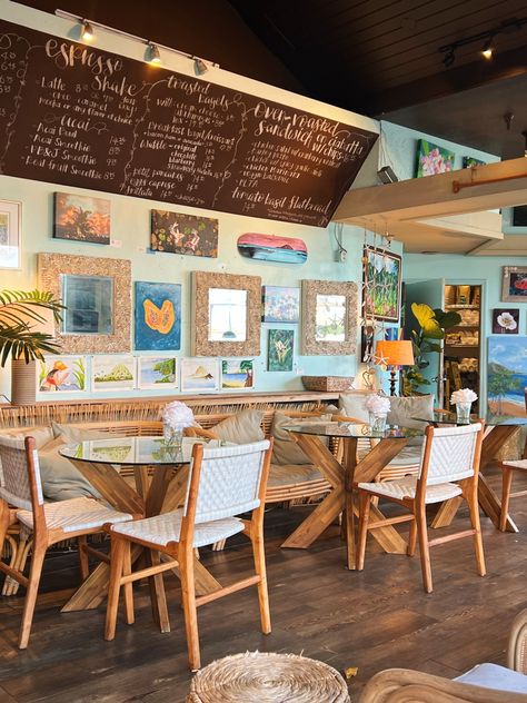 Beach Cafe Exterior, Surf Bar Design, Hawaii Coffee Shop, Beach Juice Bar, Beach Coffee Shop Aesthetic, Beachy Coffee Shop, Hawaiian Coffee Shop, Tropical Coffee Shop, Beach Cafe Design