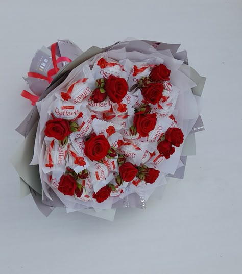 Advent Diy, Chocolate Flowers Bouquet, Chocolate Covered Strawberries Bouquet, Chocolate Bouquet Diy, Candy Bouquet Diy, Girl Gift Baskets, Diy Bouquet Wrap, Valentine Baskets, Strawberry Gifts