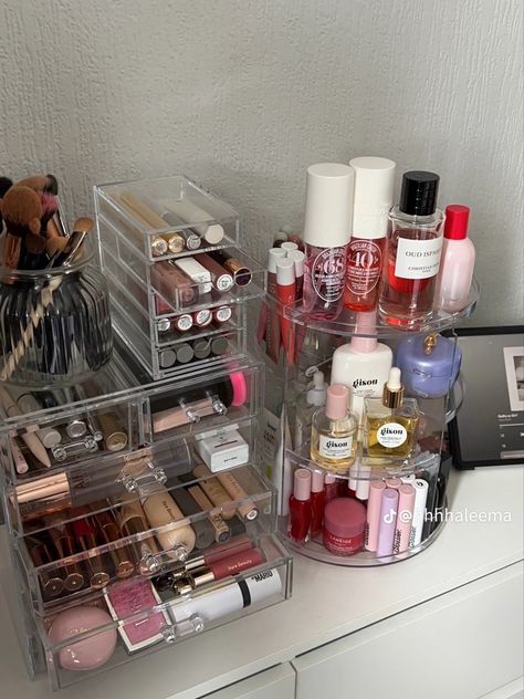 Vanity Organizing Ideas, Vanity Drawer Organization, Organizing Vanity, Makeup Organization Aesthetic, Vanity Organization Ideas, Organized Vanity, Organized Makeup, 2025 Goals, House Organisation