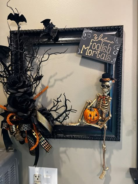 Halloween Decorations Picture Frames, Diy Dollar Tree Skeleton Decor, Skeleton Frame Diy, Halloween Picture Frame Craft, Halloween Picture Frame Ideas, Halloween Picture Frames Diy, Diy Dollar Tree Halloween Wreath, Dollar Tree Halloween 2023, Diy Halloween Wreath Dollar Tree