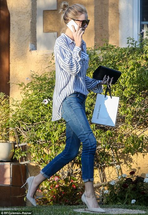 Hanging out: Rosie was chatting on her phone as she left a friend's house with a bag of goodies Striped Shirt Outfit, Rosie Huntington Whiteley Style, Olivia Culpo, Huntington Whiteley, Rosie Huntington Whiteley, Street Style Inspiration, 가을 패션, Casual Street Style, Looks Style